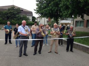 La Banda a sorpresa fuori dalle scuole